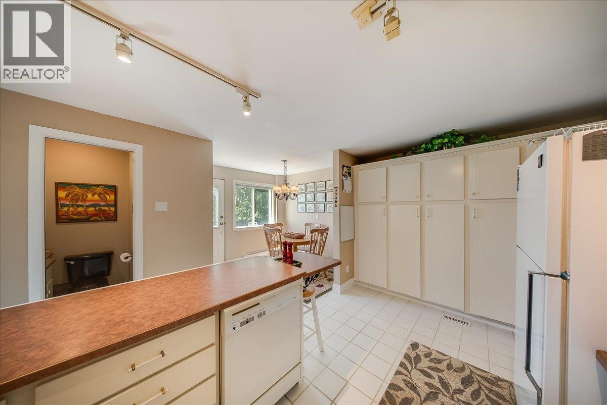 2390 Mcleod Avenue, Rossland, British Columbia  V0G 1Y0 - Photo 12 - 10400118