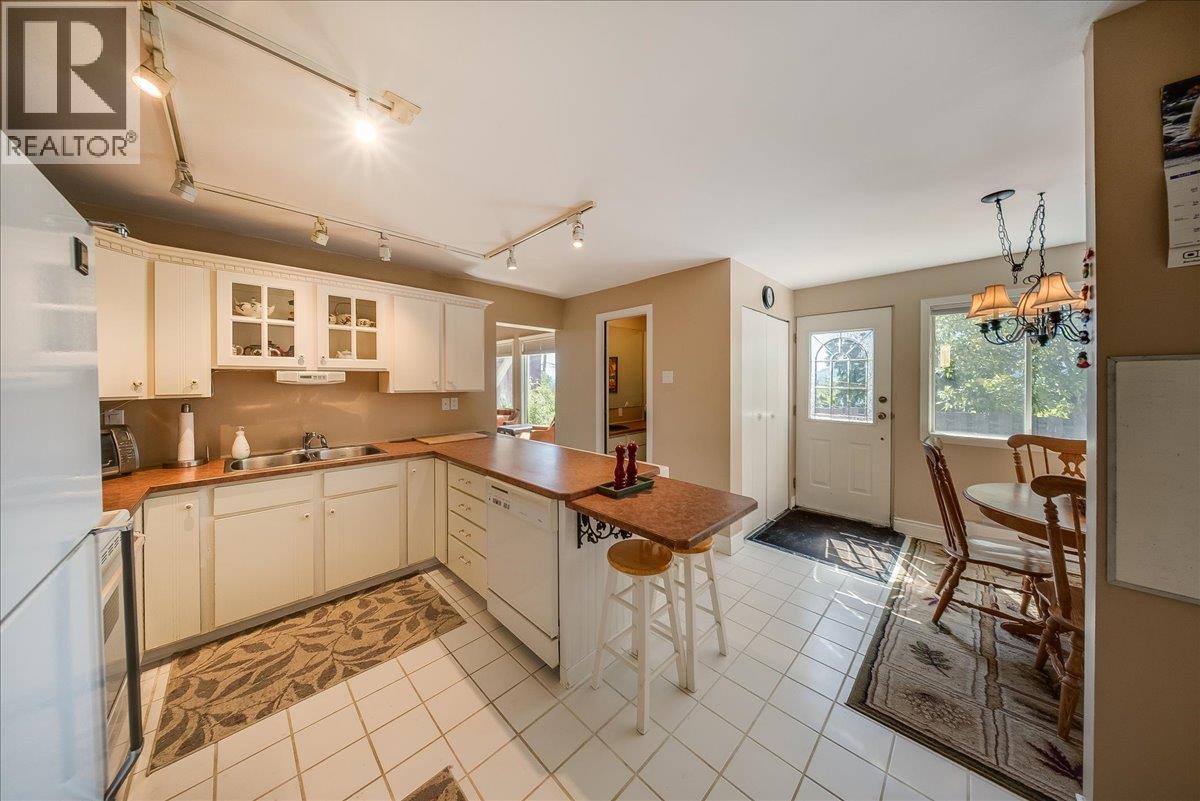 2390 Mcleod Avenue, Rossland, British Columbia  V0G 1Y0 - Photo 13 - 10400118
