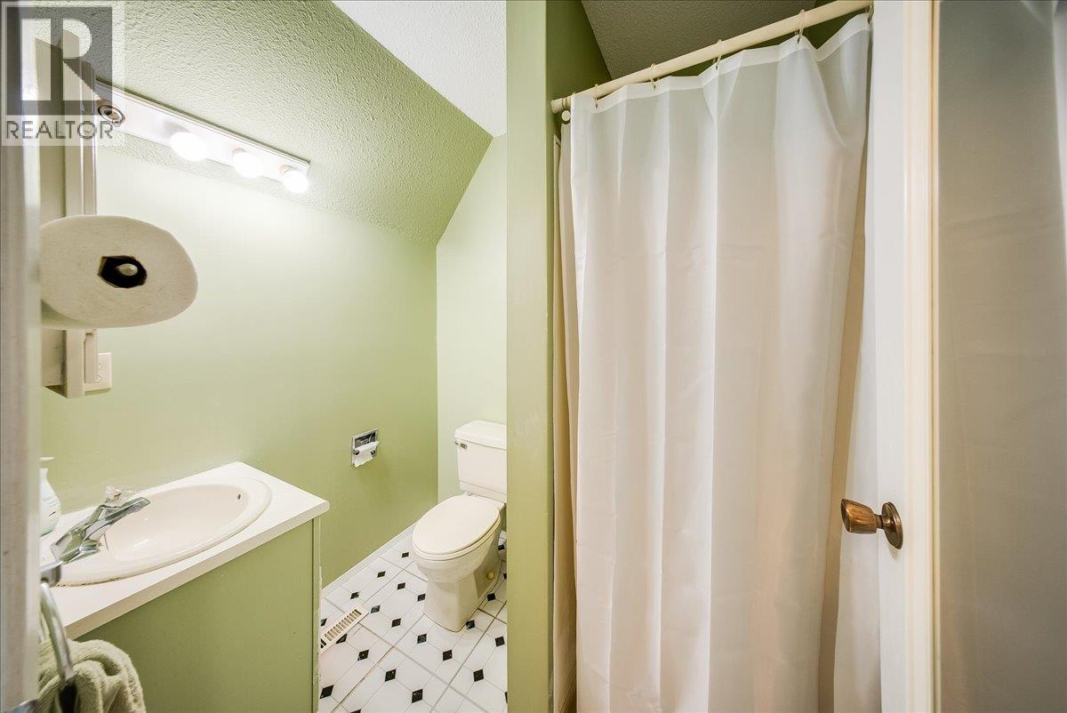 2390 Mcleod Avenue, Rossland, British Columbia  V0G 1Y0 - Photo 30 - 10400118