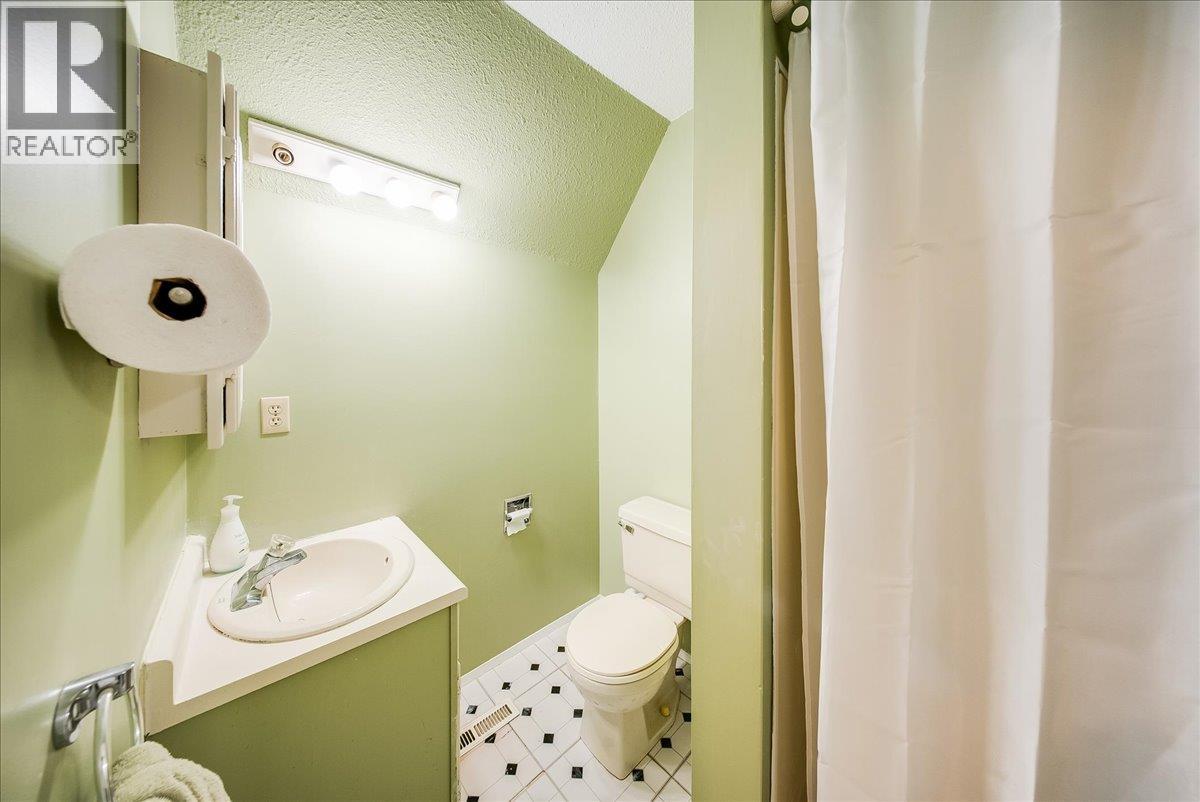 2390 Mcleod Avenue, Rossland, British Columbia  V0G 1Y0 - Photo 31 - 10400118
