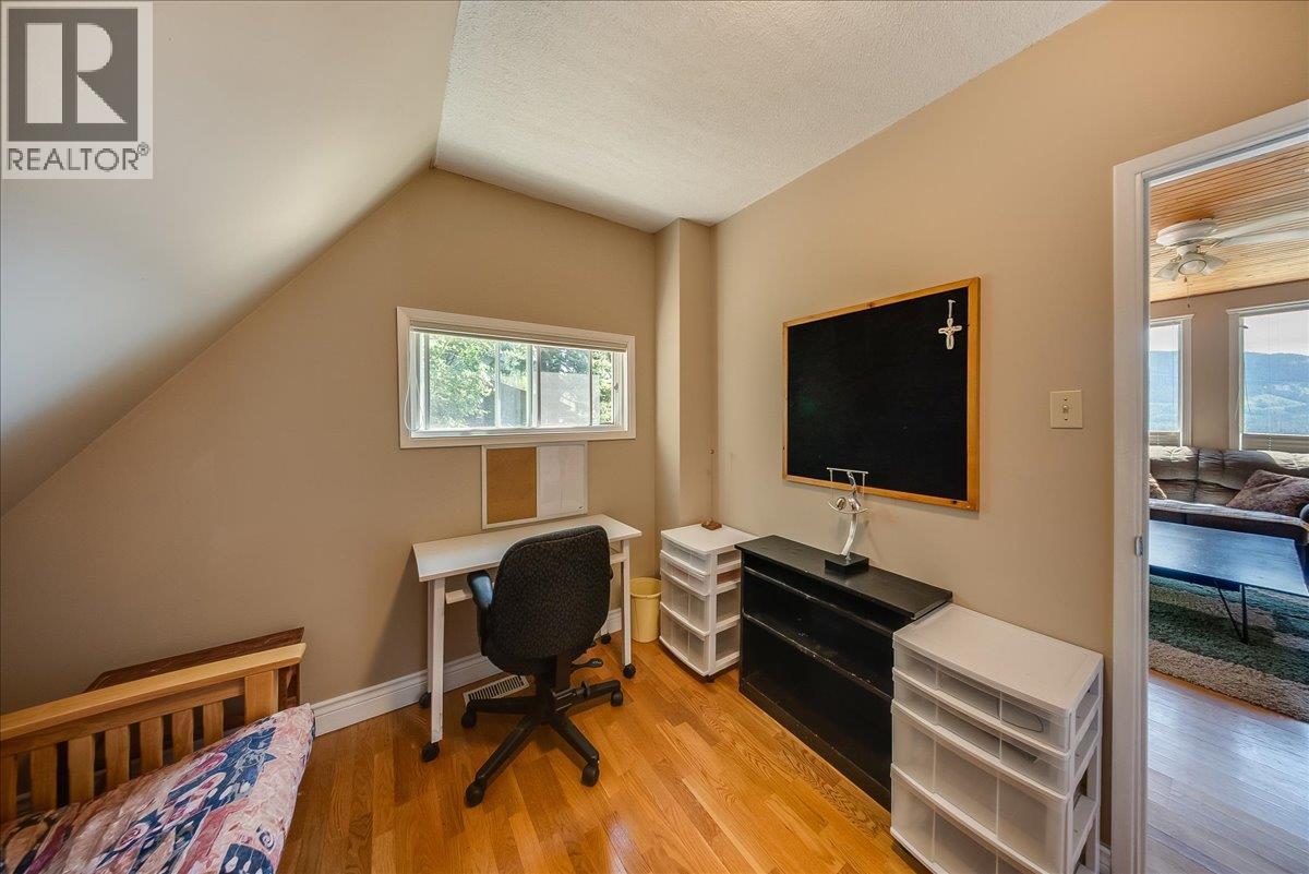 2390 Mcleod Avenue, Rossland, British Columbia  V0G 1Y0 - Photo 33 - 10400118