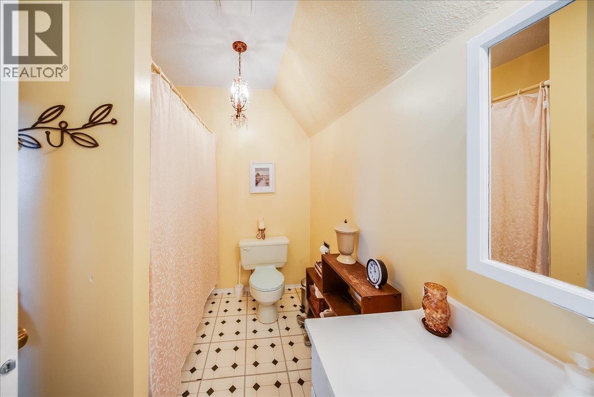 2390 Mcleod Avenue, Rossland, British Columbia  V0G 1Y0 - Photo 37 - 10400118