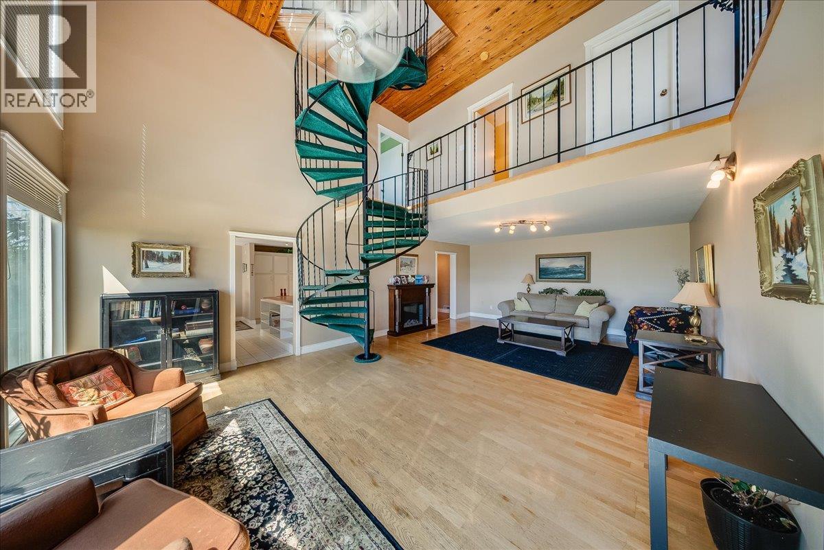 2390 Mcleod Avenue, Rossland, British Columbia  V0G 1Y0 - Photo 4 - 10400118
