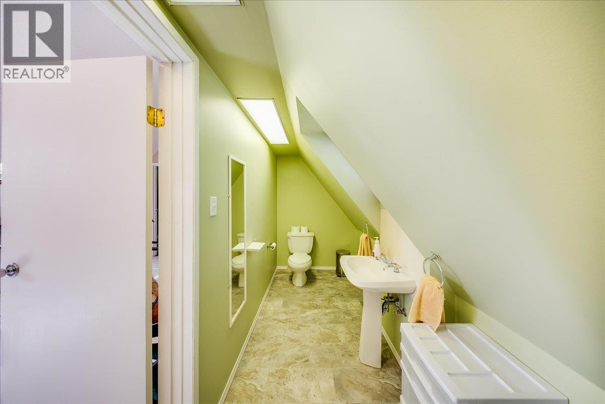 2390 Mcleod Avenue, Rossland, British Columbia  V0G 1Y0 - Photo 42 - 10400118