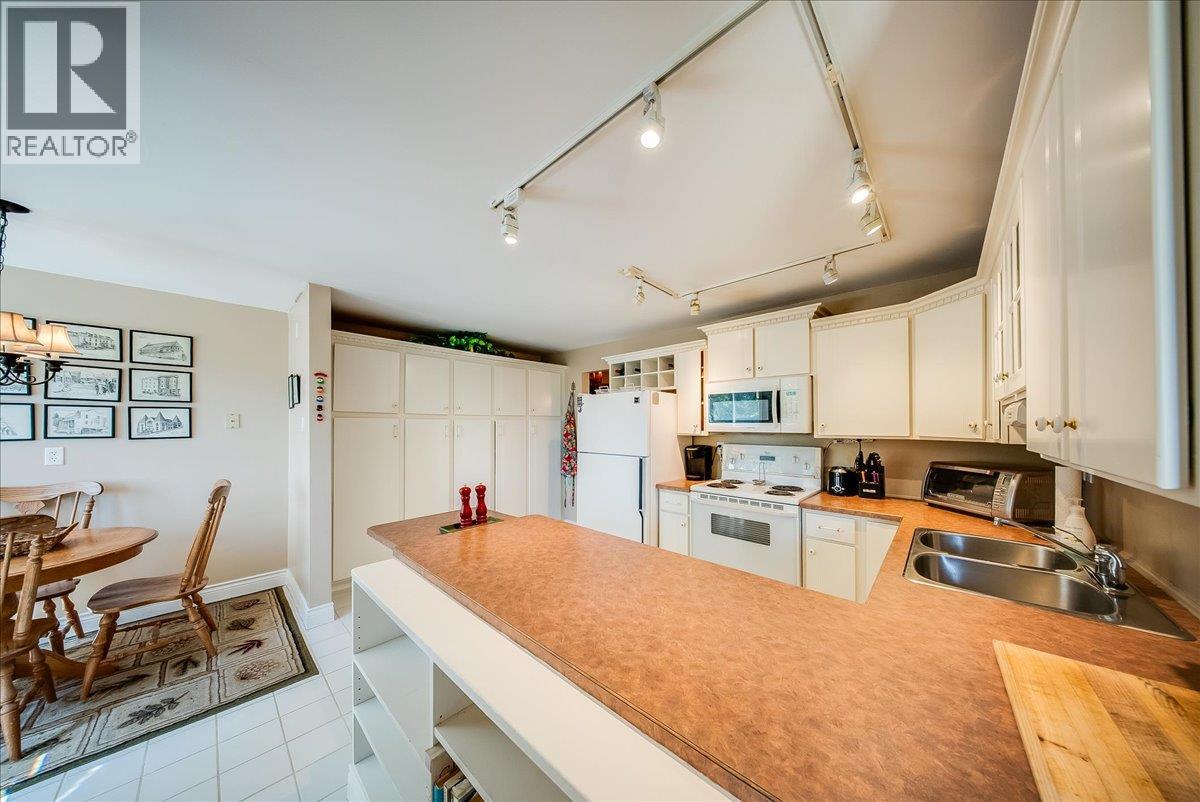2390 Mcleod Avenue, Rossland, British Columbia  V0G 1Y0 - Photo 7 - 10400118