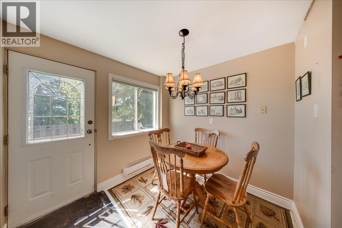 2390 Mcleod Avenue, Rossland, British Columbia  V0G 1Y0 - Photo 8 - 10400118