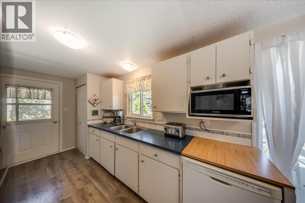 1618 Victoria Avenue, Rossland, British Columbia  V0G 1Y0 - Photo 14 - 10400116