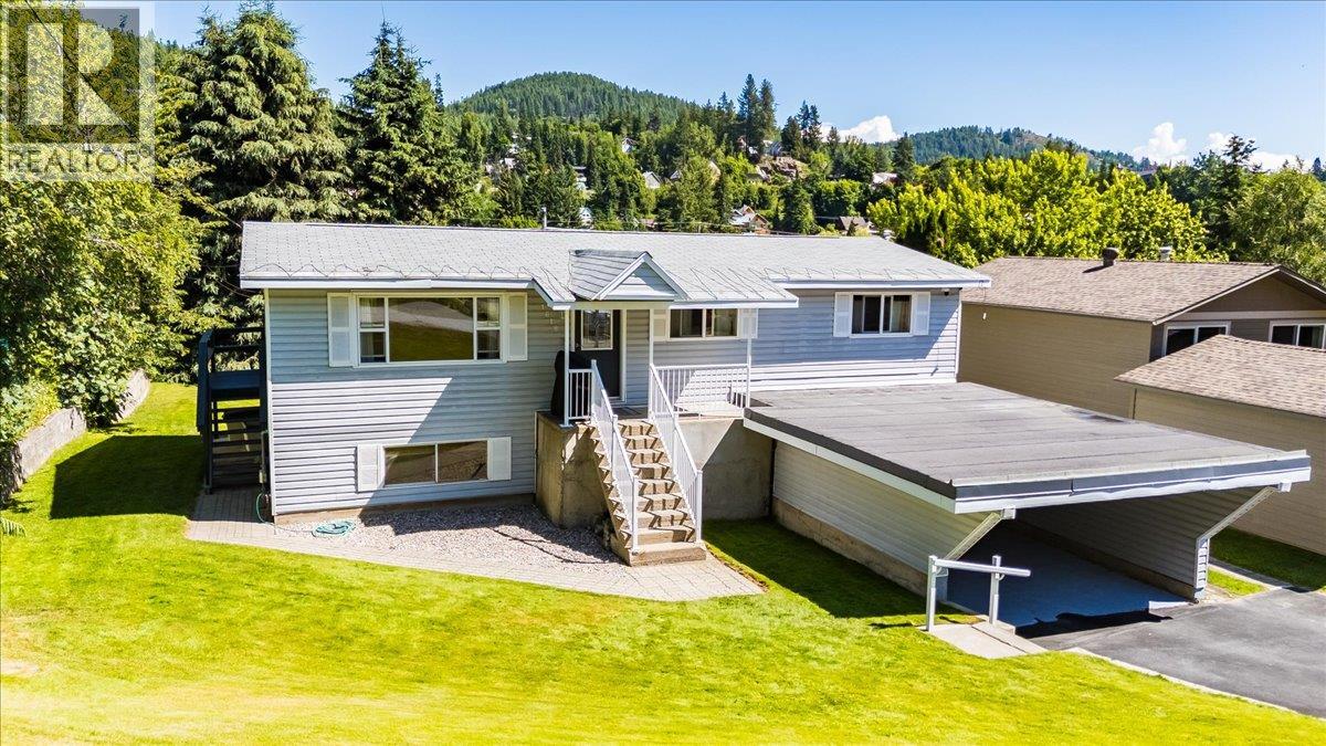 1618 Victoria Avenue, Rossland, British Columbia  V0G 1Y0 - Photo 2 - 10400116