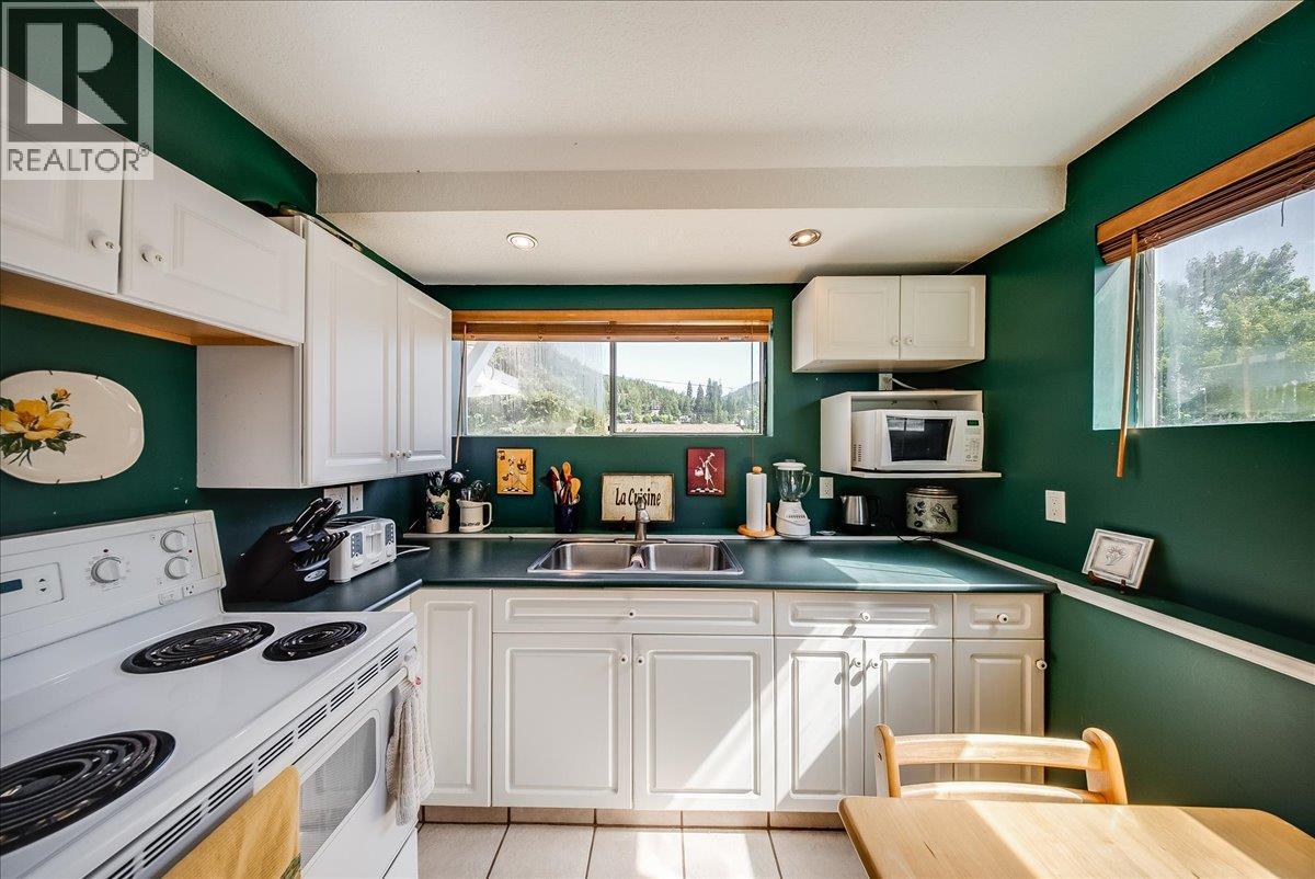 1618 Victoria Avenue, Rossland, British Columbia  V0G 1Y0 - Photo 40 - 10400116