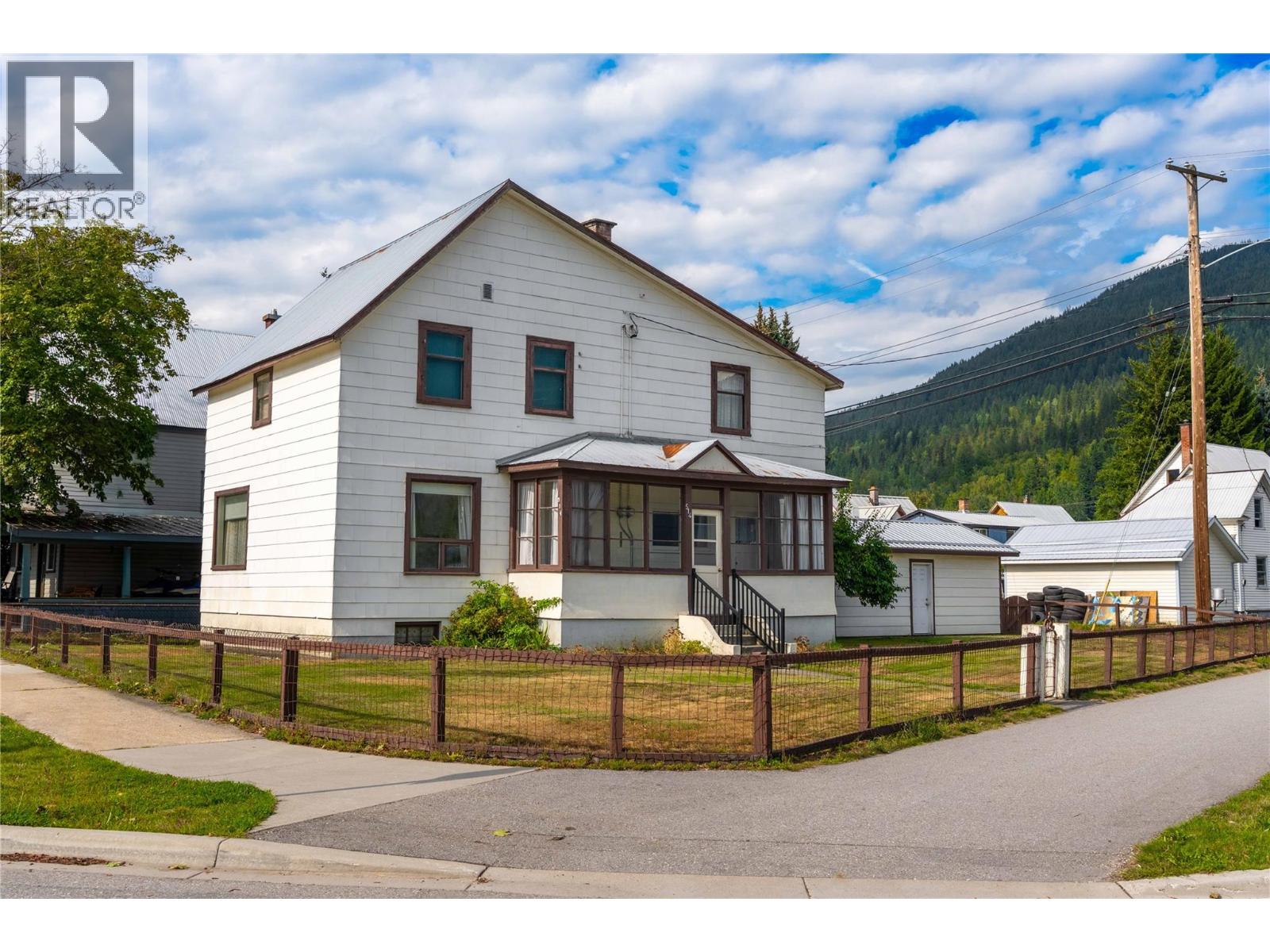 514 Fourth Street E, Revelstoke, British Columbia  V0E 2S0 - Photo 1 - 10399367