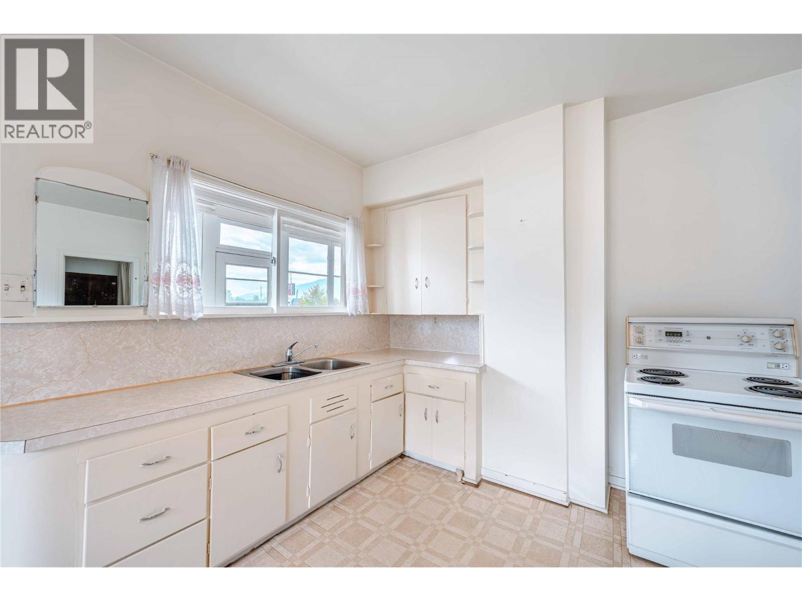 514 Fourth Street E, Revelstoke, British Columbia  V0E 2S0 - Photo 13 - 10399367
