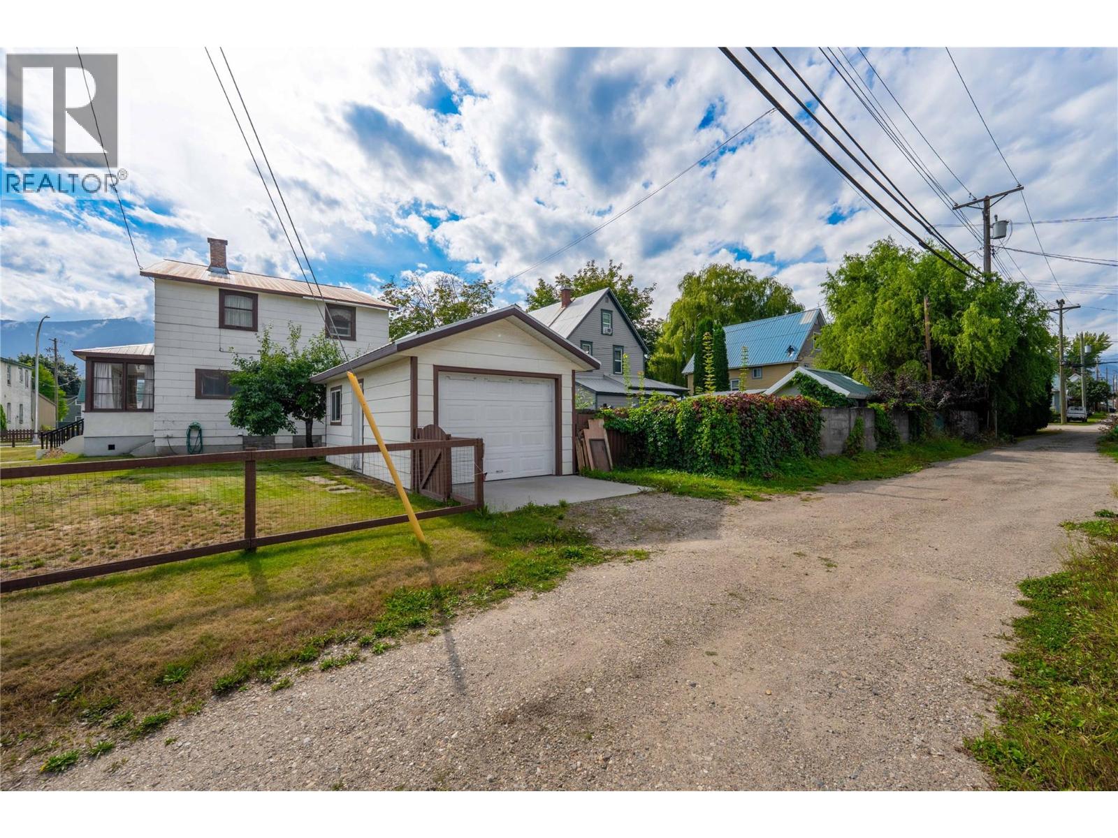 514 Fourth Street E, Revelstoke, British Columbia  V0E 2S0 - Photo 2 - 10399367