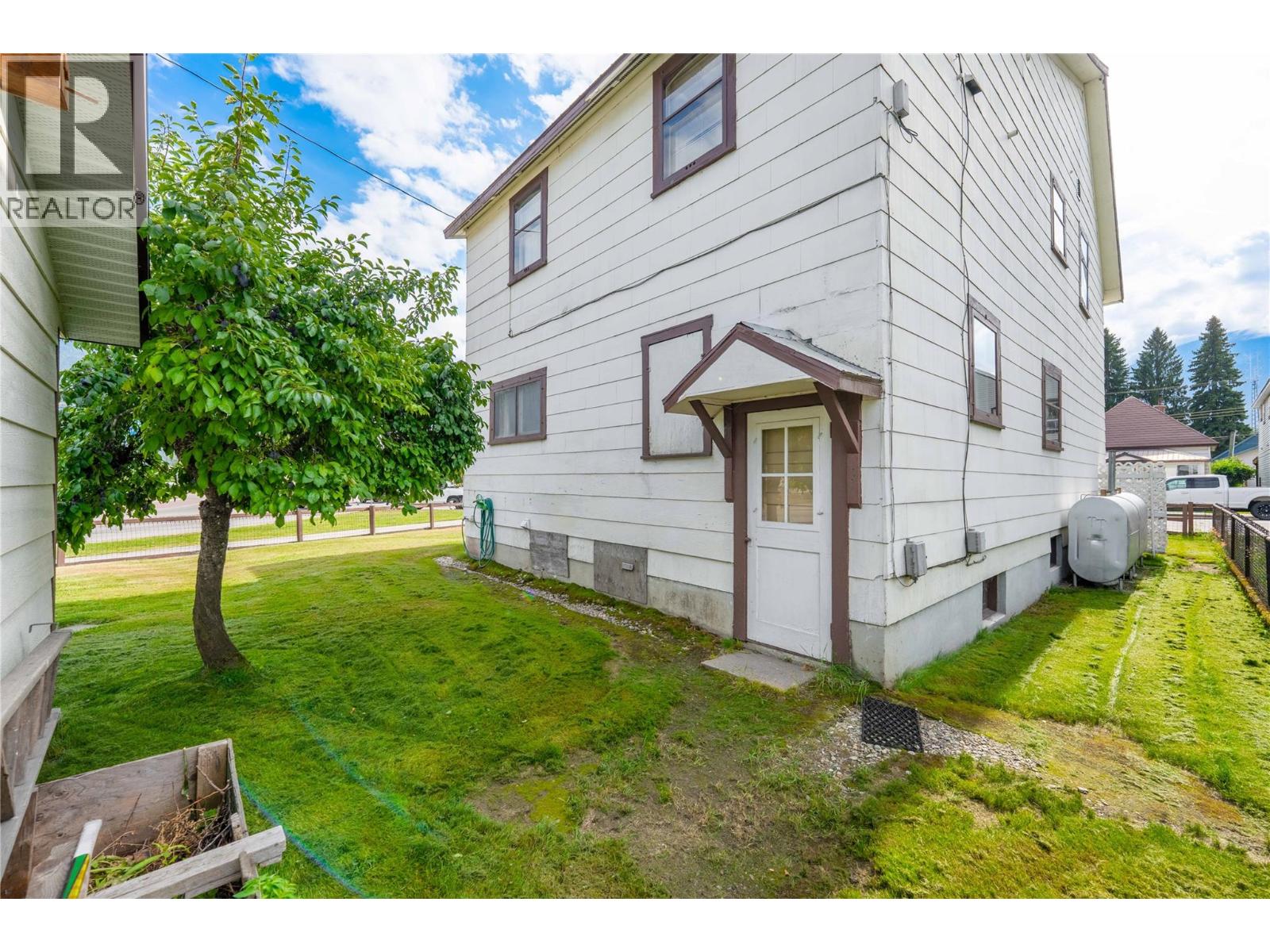 514 Fourth Street E, Revelstoke, British Columbia  V0E 2S0 - Photo 3 - 10399367
