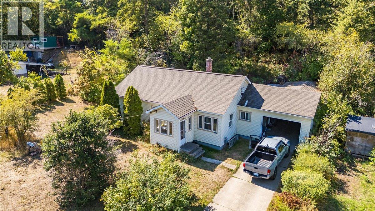 2512 Columbia Avenue, Castlegar, British Columbia  V1N 2X5 - Photo 1 - 10400343