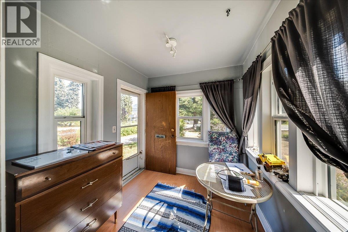2512 Columbia Avenue, Castlegar, British Columbia  V1N 2X5 - Photo 11 - 10400343
