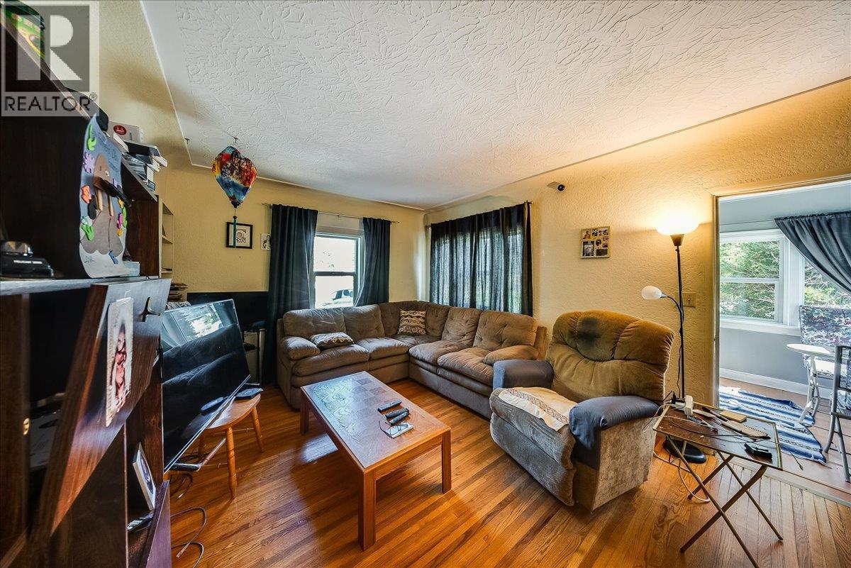 2512 Columbia Avenue, Castlegar, British Columbia  V1N 2X5 - Photo 13 - 10400343