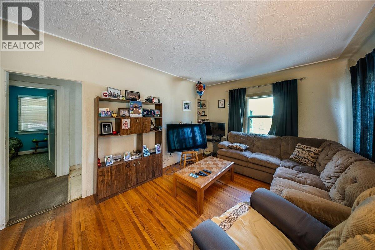 2512 Columbia Avenue, Castlegar, British Columbia  V1N 2X5 - Photo 14 - 10400343