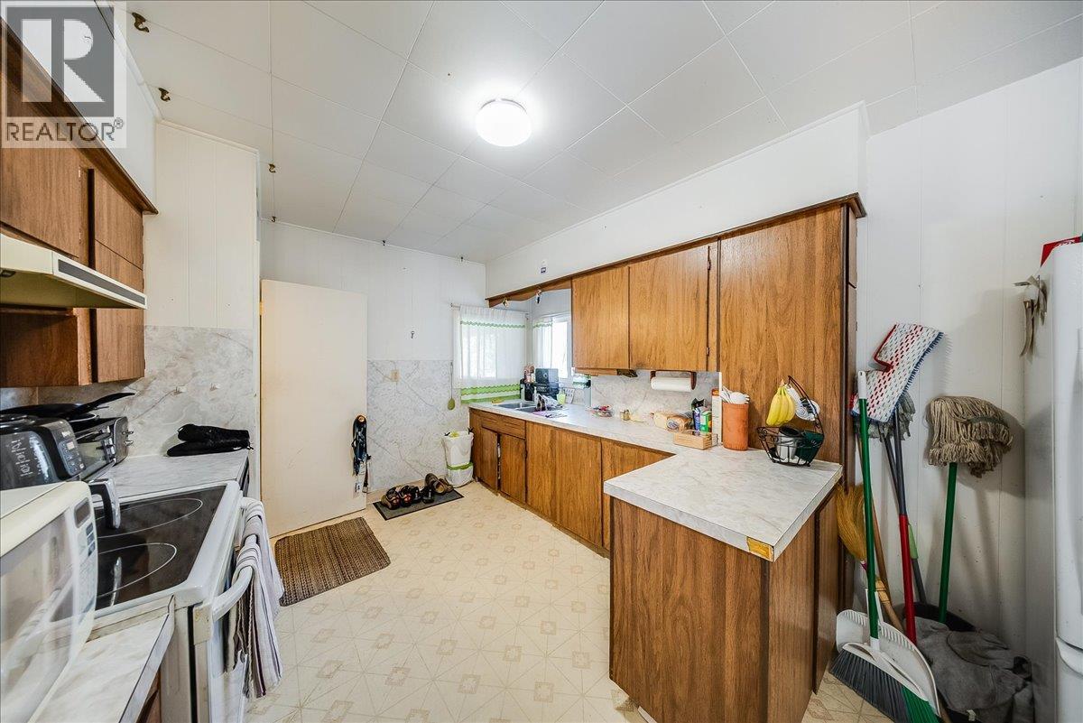 2512 Columbia Avenue, Castlegar, British Columbia  V1N 2X5 - Photo 16 - 10400343