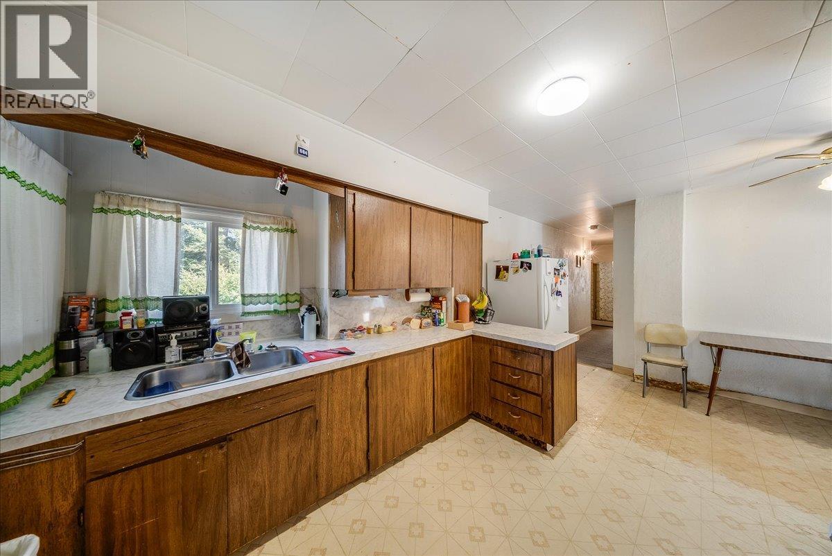 2512 Columbia Avenue, Castlegar, British Columbia  V1N 2X5 - Photo 18 - 10400343