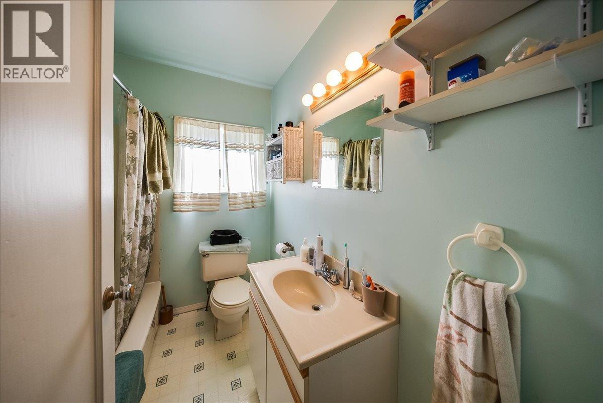 2512 Columbia Avenue, Castlegar, British Columbia  V1N 2X5 - Photo 22 - 10400343