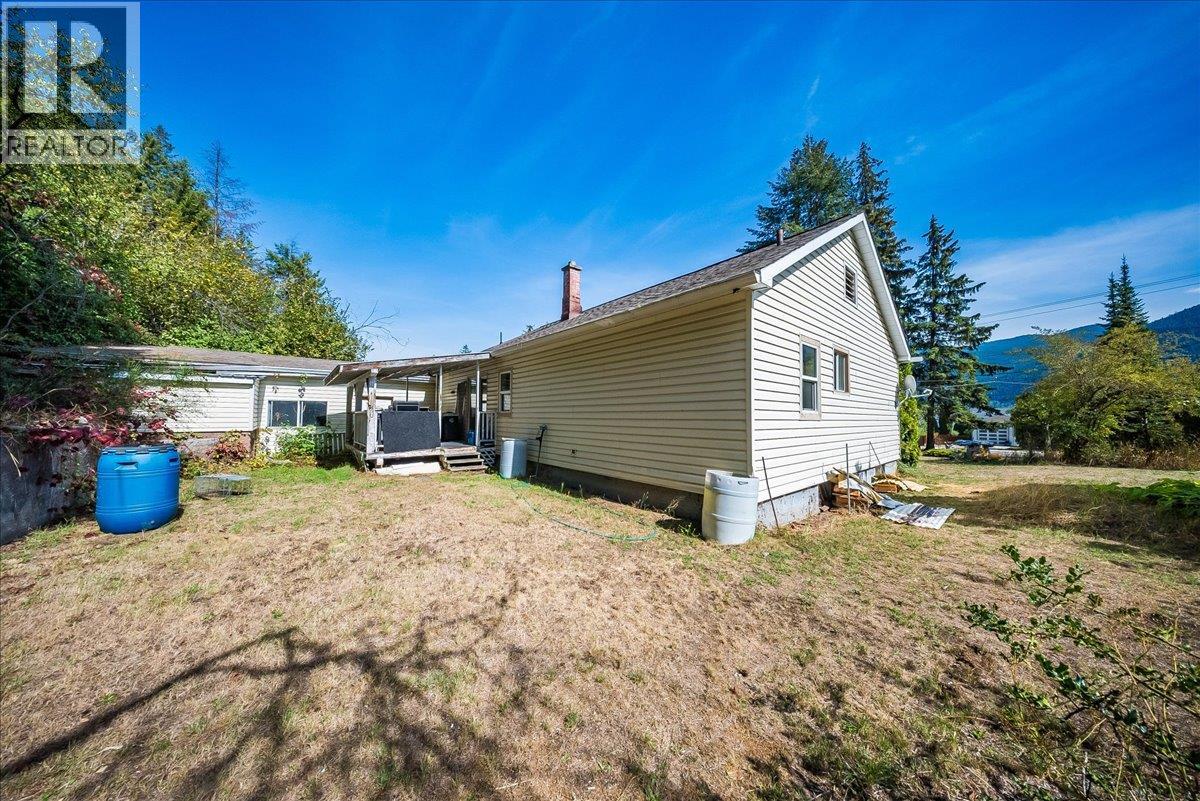 2512 Columbia Avenue, Castlegar, British Columbia  V1N 2X5 - Photo 9 - 10400343