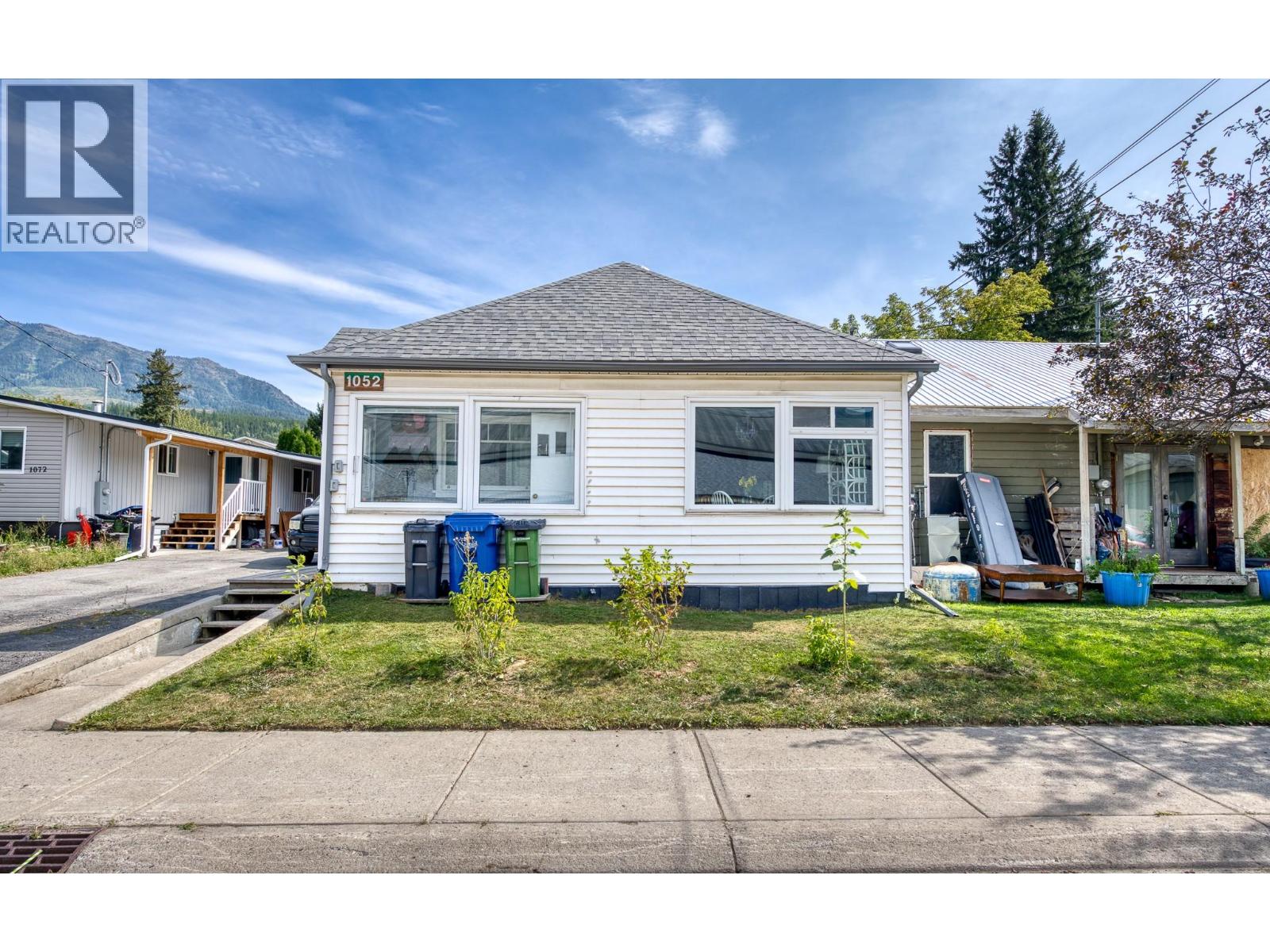 1052 6th Avenue, Fernie, British Columbia  V0B 1M0 - Photo 1 - 10399231