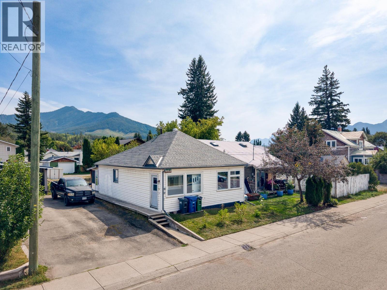 1052 6th Avenue, Fernie, British Columbia  V0B 1M0 - Photo 4 - 10399231