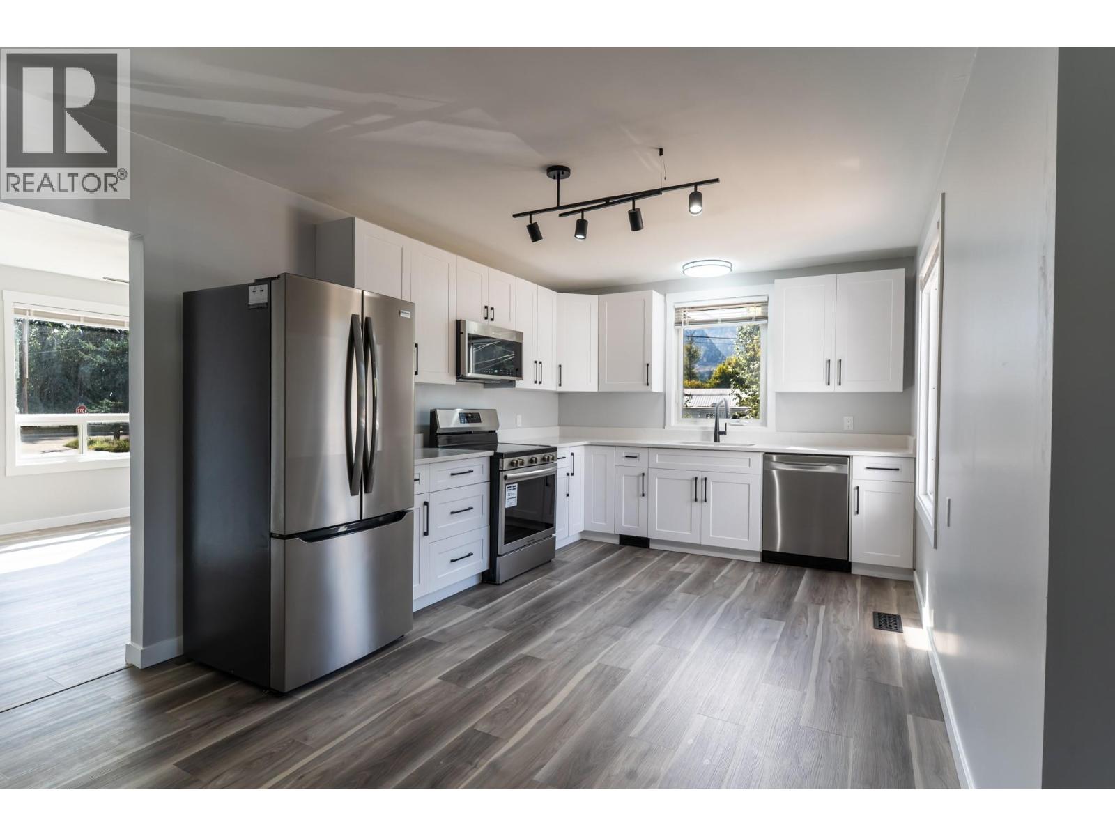 2323 Vale Avenue, Lumby, British Columbia  V0E 2G0 - Photo 2 - 10400096