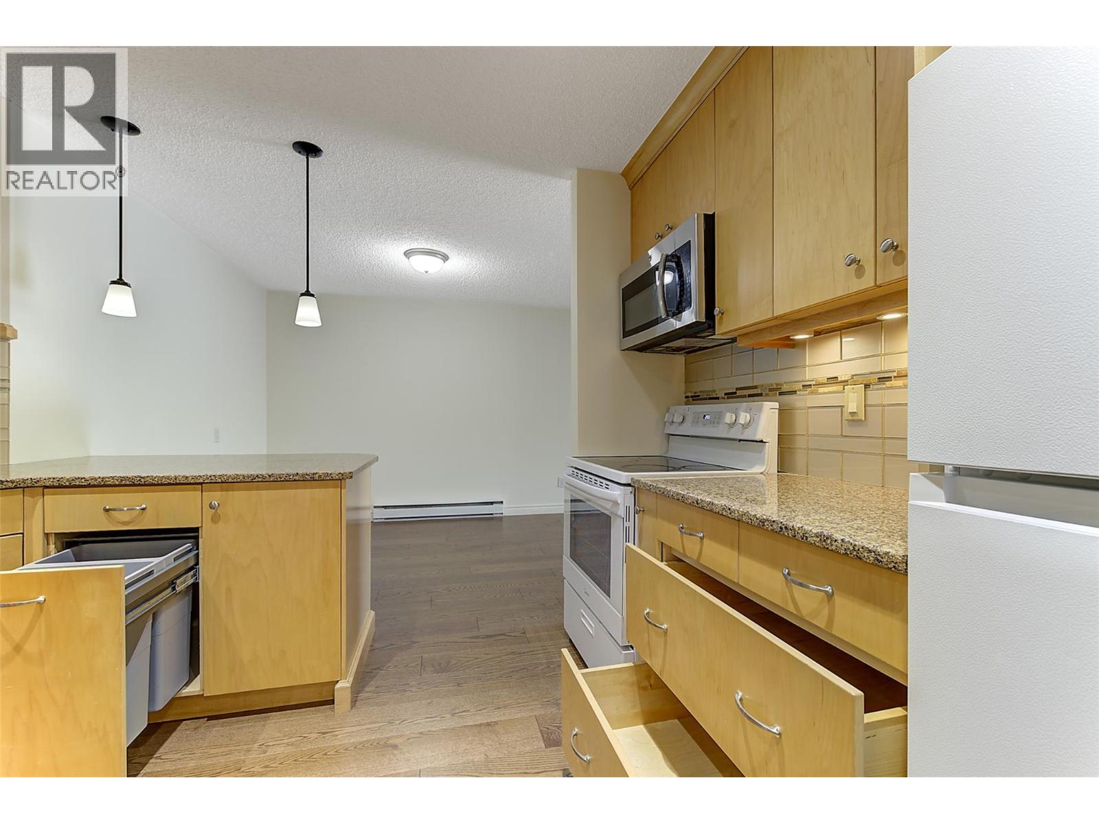 983 Bernard Avenue Unit# 206, Kelowna, British Columbia  V1Y 6P7 - Photo 31 - 10400412