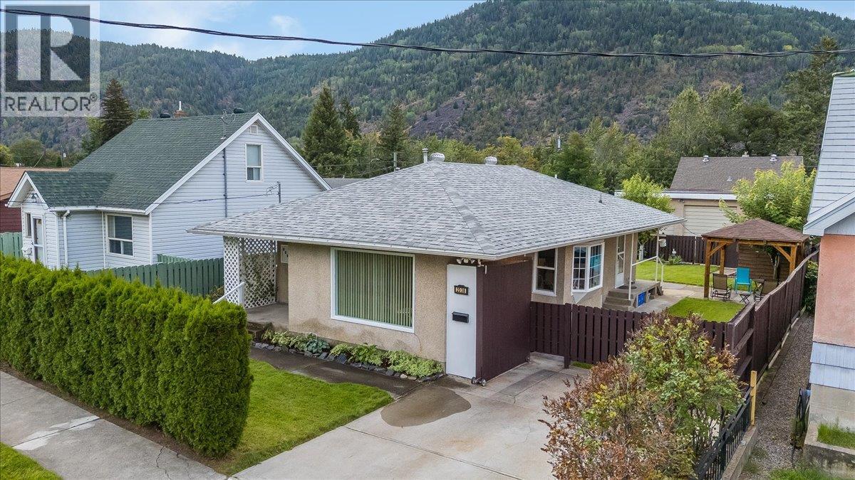 2038 Sixth Avenue, Trail, British Columbia  V1R 3B5 - Photo 1 - 10400227