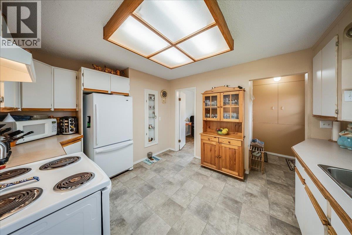 2038 Sixth Avenue, Trail, British Columbia  V1R 3B5 - Photo 2 - 10400227