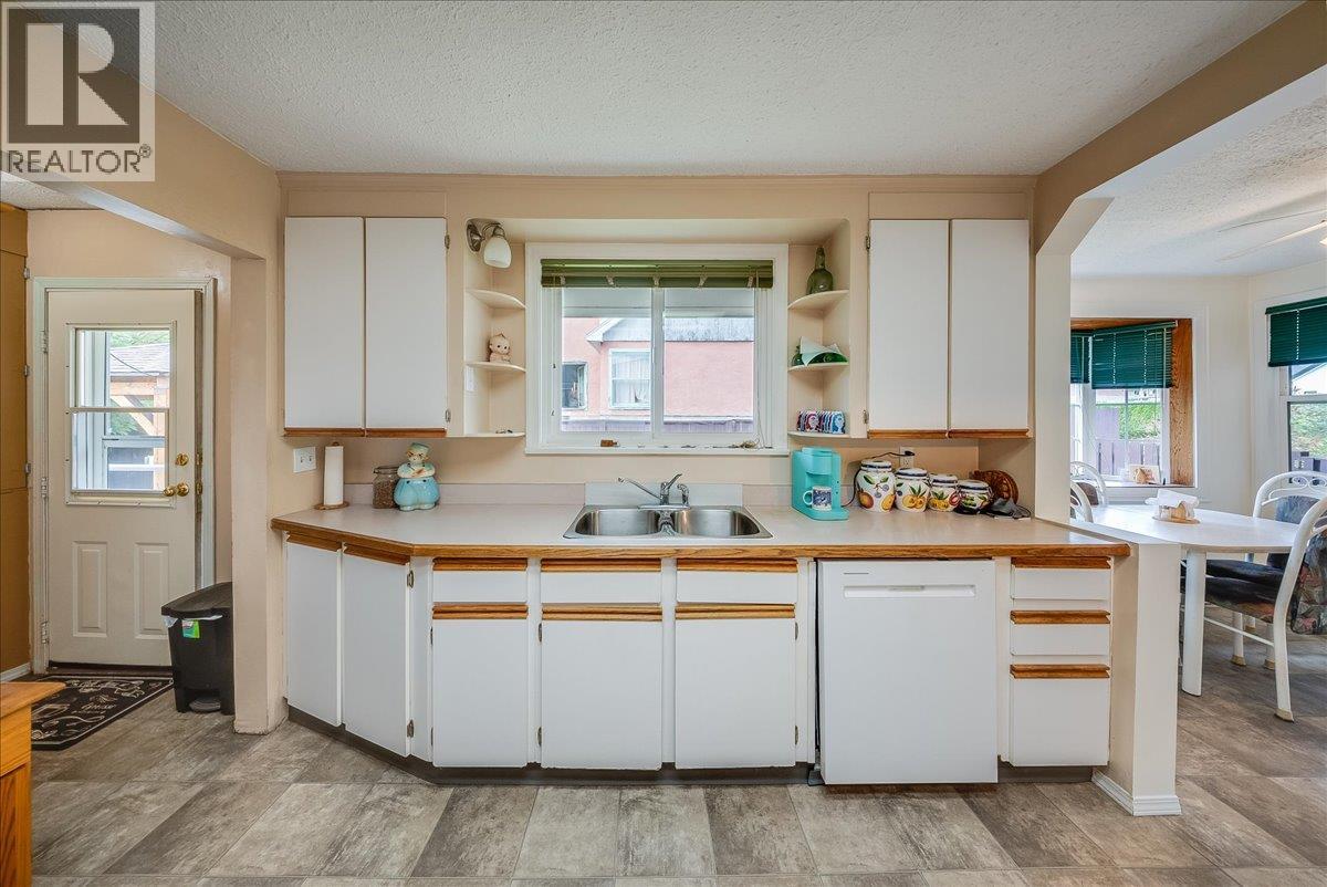 2038 Sixth Avenue, Trail, British Columbia  V1R 3B5 - Photo 3 - 10400227