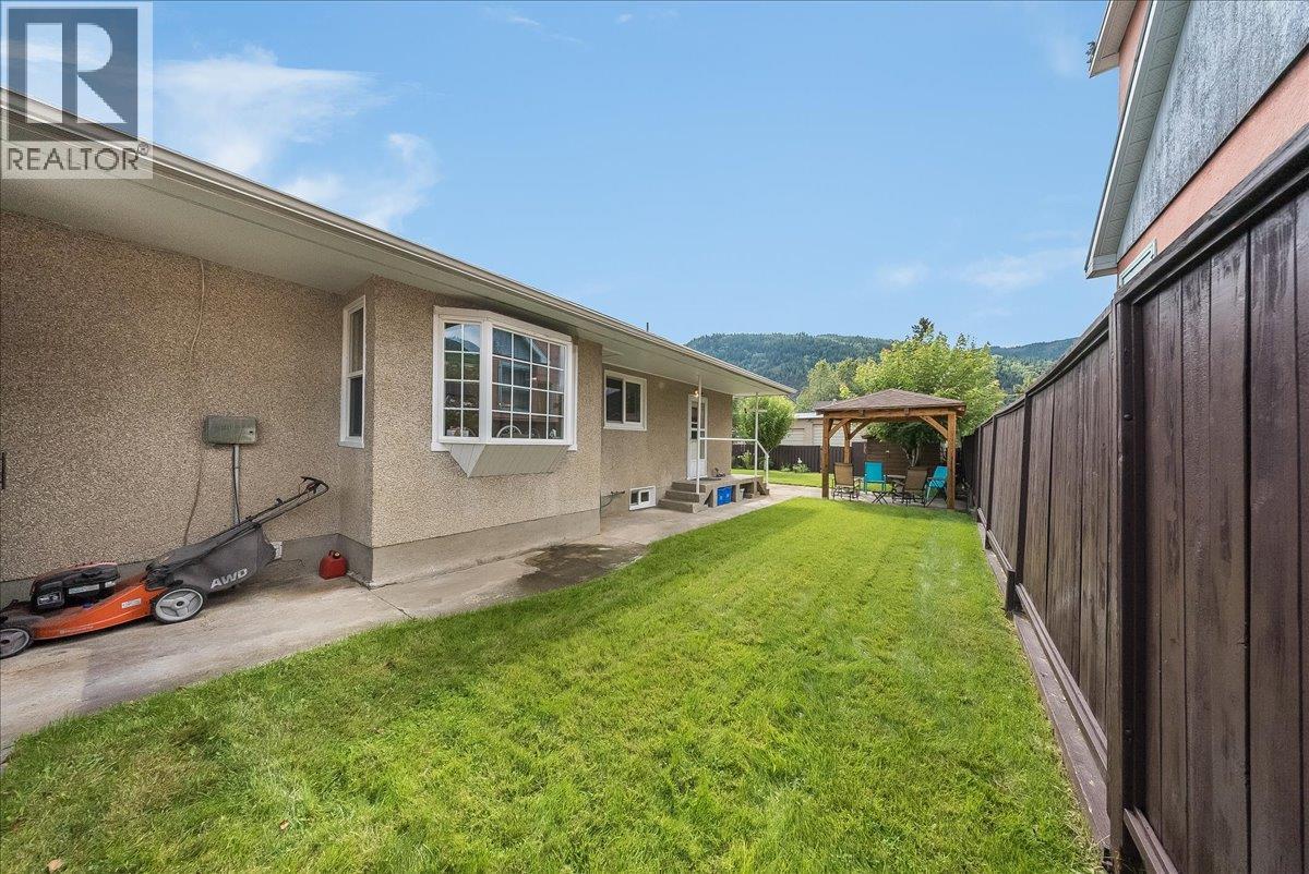 2038 Sixth Avenue, Trail, British Columbia  V1R 3B5 - Photo 32 - 10400227