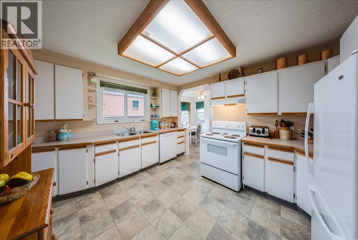 2038 Sixth Avenue, Trail, British Columbia  V1R 3B5 - Photo 5 - 10400227