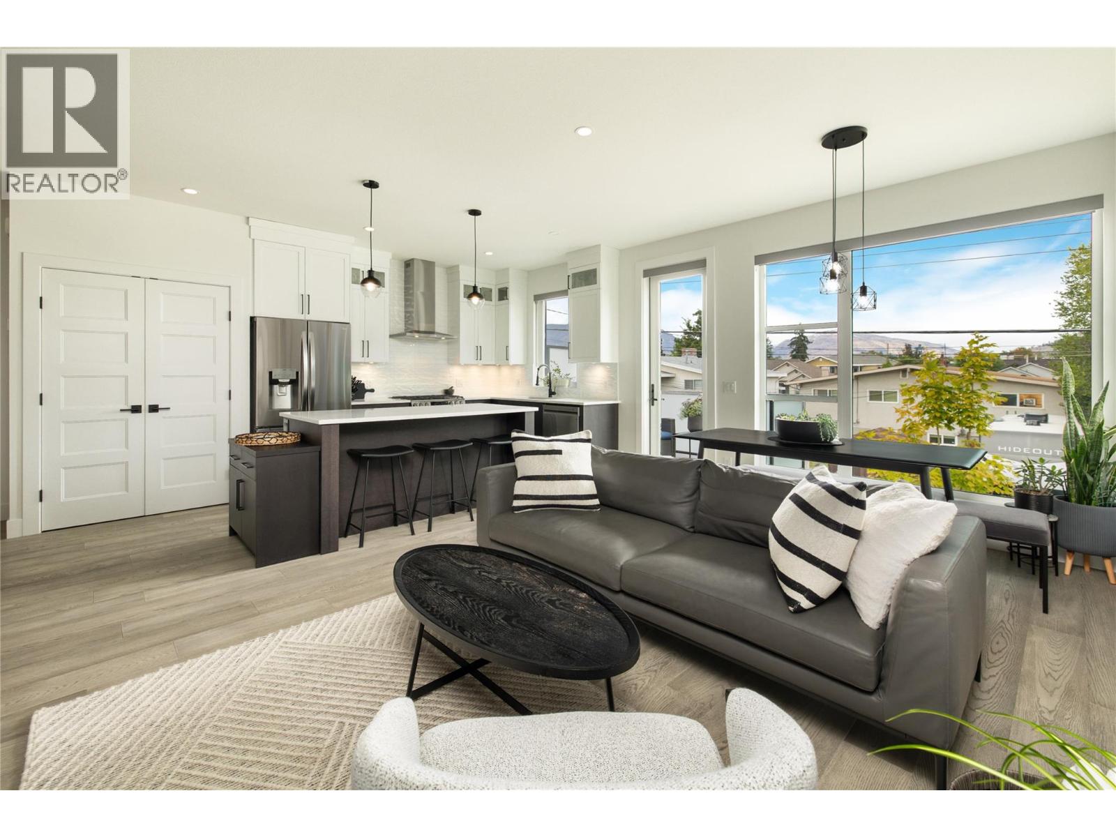798 Wardlaw Avenue, Kelowna, British Columbia  V1Y 5B9 - Photo 2 - 10399476