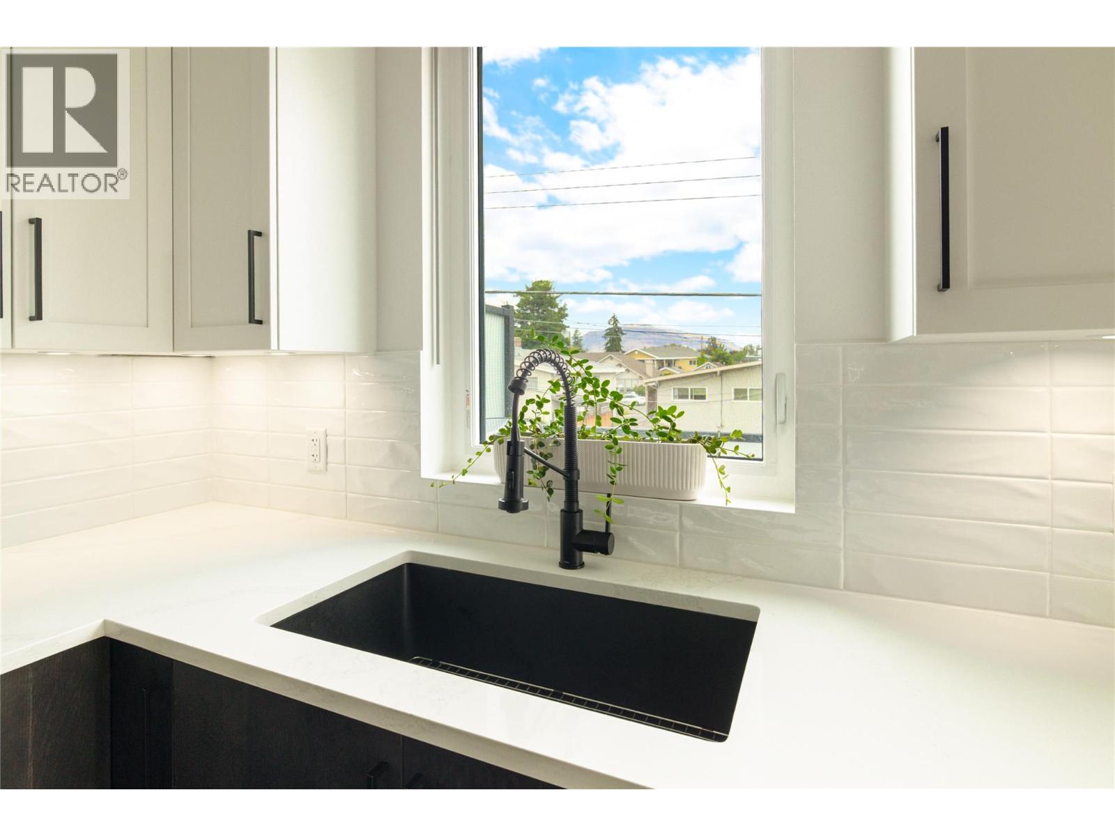 798 Wardlaw Avenue, Kelowna, British Columbia  V1Y 5B9 - Photo 8 - 10399476