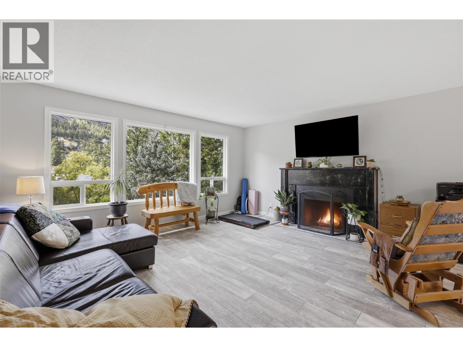 5545 Clearview Drive, Kamloops, British Columbia  V2C 5G1 - Photo 3 - 10400000