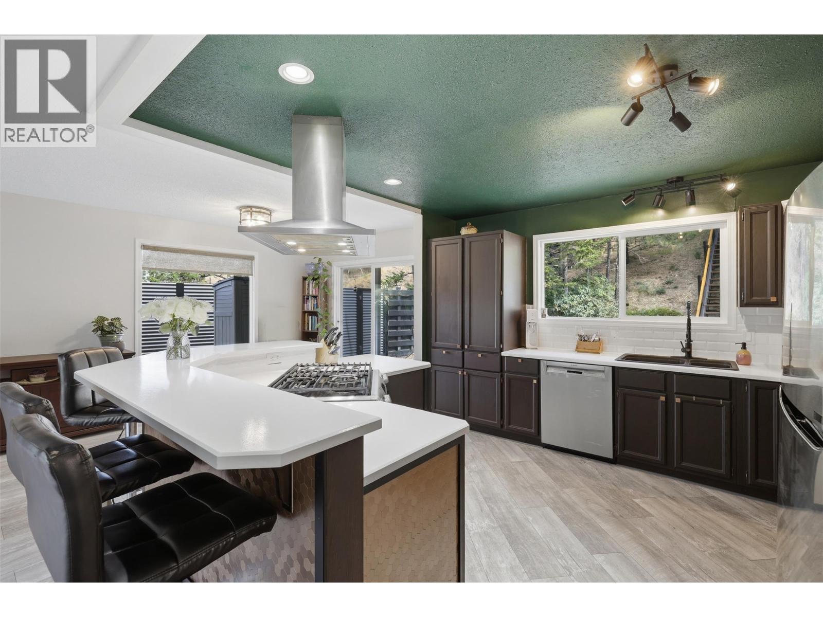 5545 Clearview Drive, Kamloops, British Columbia  V2C 5G1 - Photo 9 - 10400000