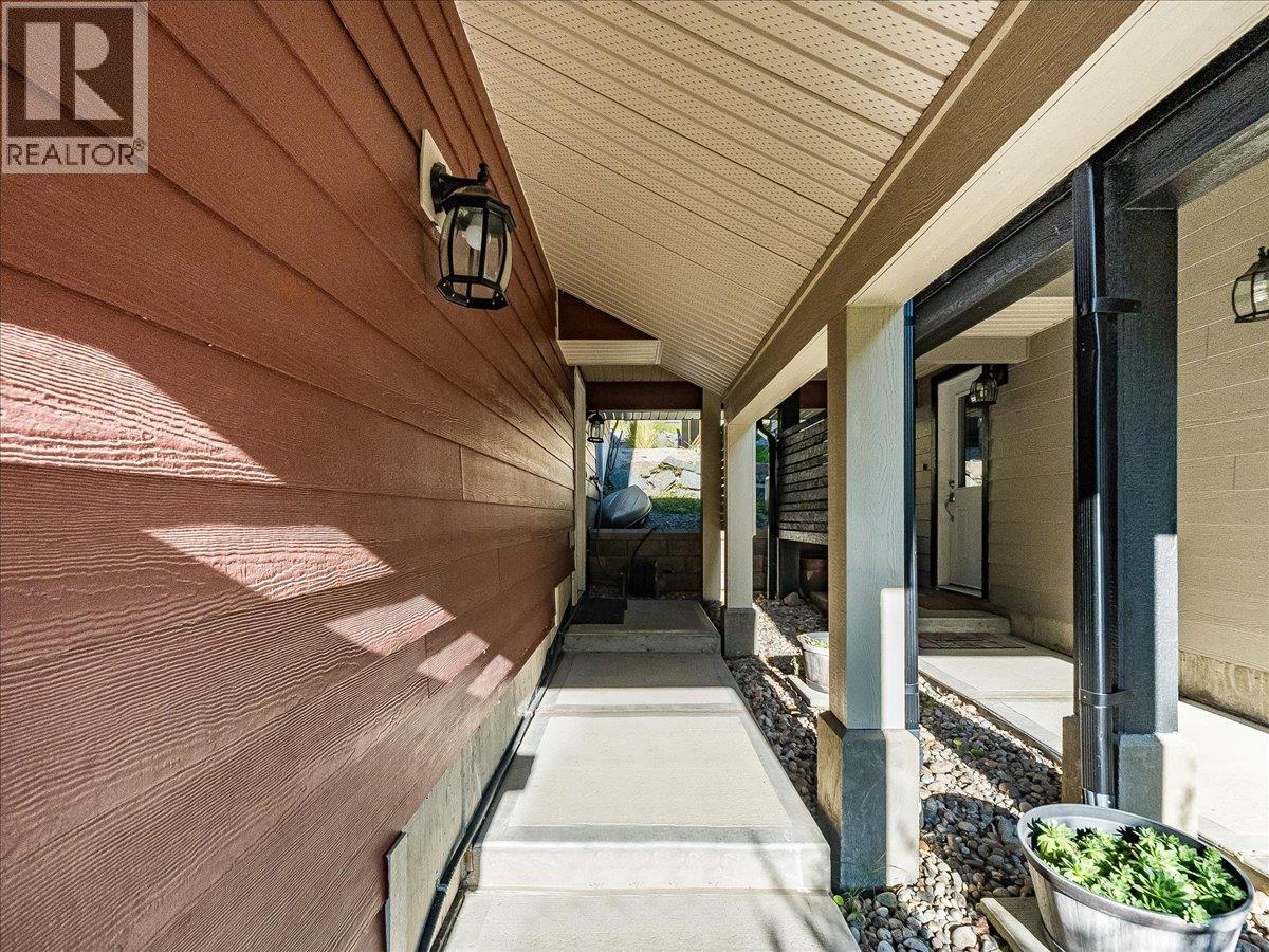 800a Redstone Drive, Rossland, British Columbia  V0G 1Y0 - Photo 3 - 10400629
