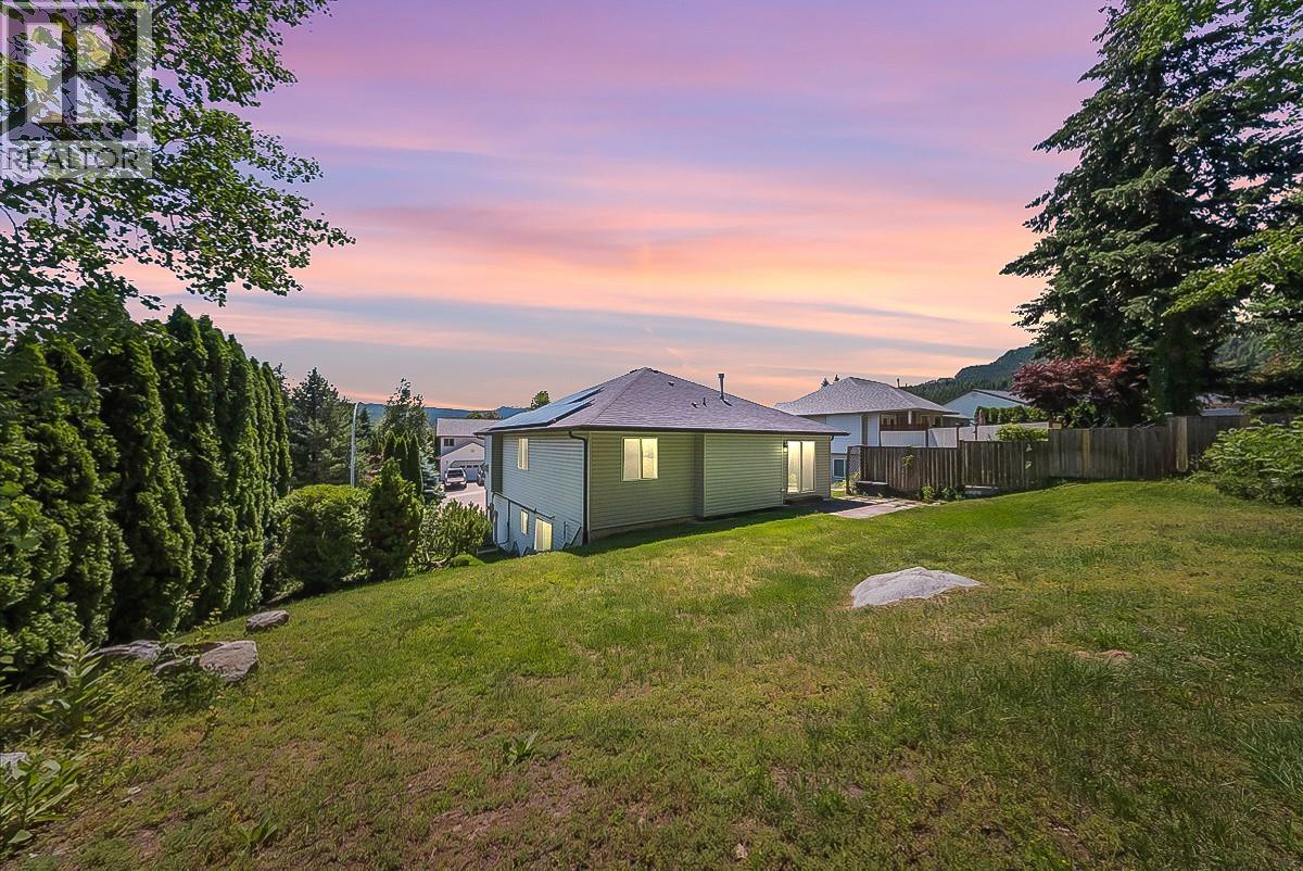 1479 37th Street, Castlegar, British Columbia  V1N 4J5 - Photo 4 - 10399764