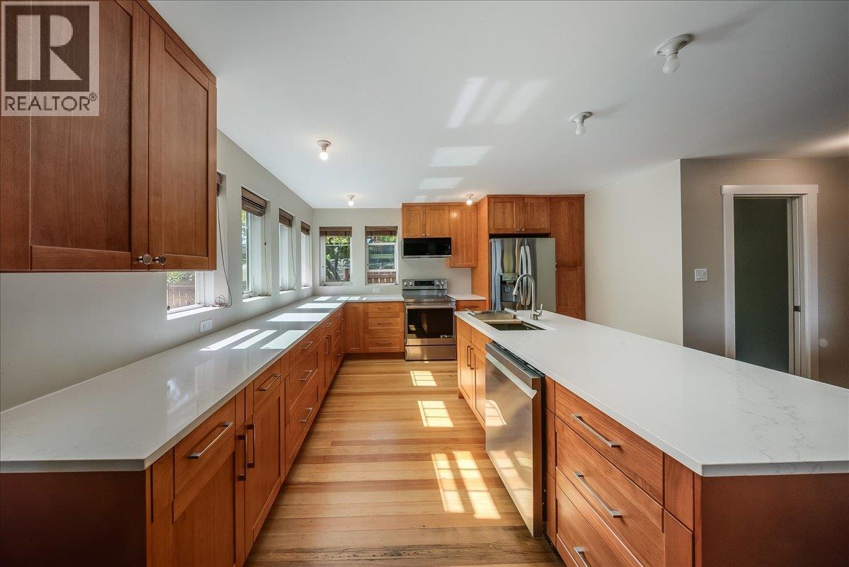 2460 Fourth Avenue, Rossland, British Columbia  V0G 1Y0 - Photo 13 - 10400638