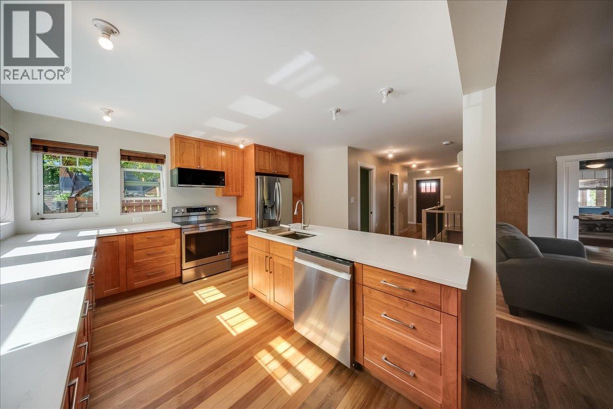 2460 Fourth Avenue, Rossland, British Columbia  V0G 1Y0 - Photo 15 - 10400638