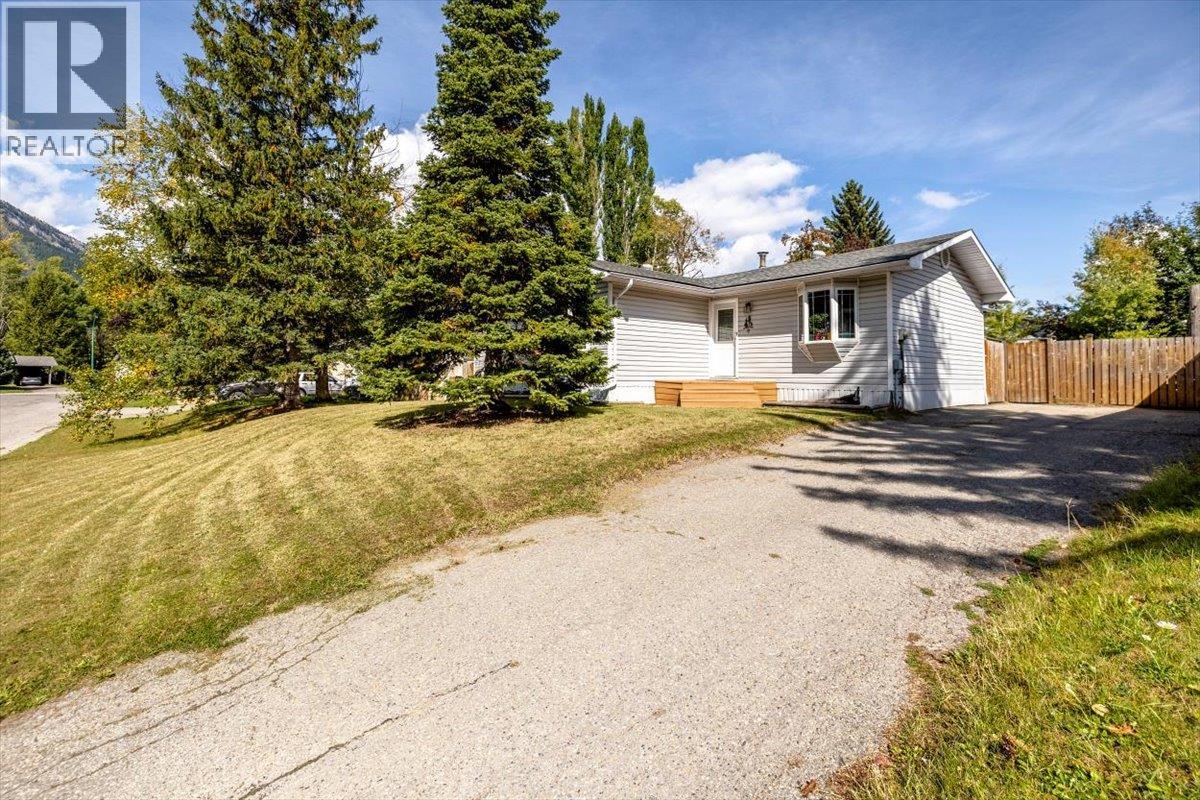 4 Ridgemont Avenue, Fernie, British Columbia  V0B 1M2 - Photo 2 - 10400662