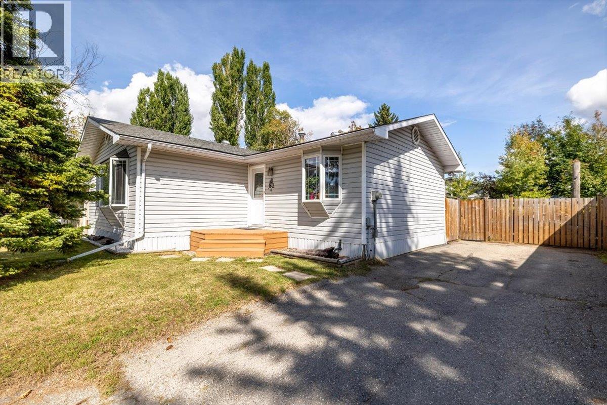 4 Ridgemont Avenue, Fernie, British Columbia  V0B 1M2 - Photo 3 - 10400662
