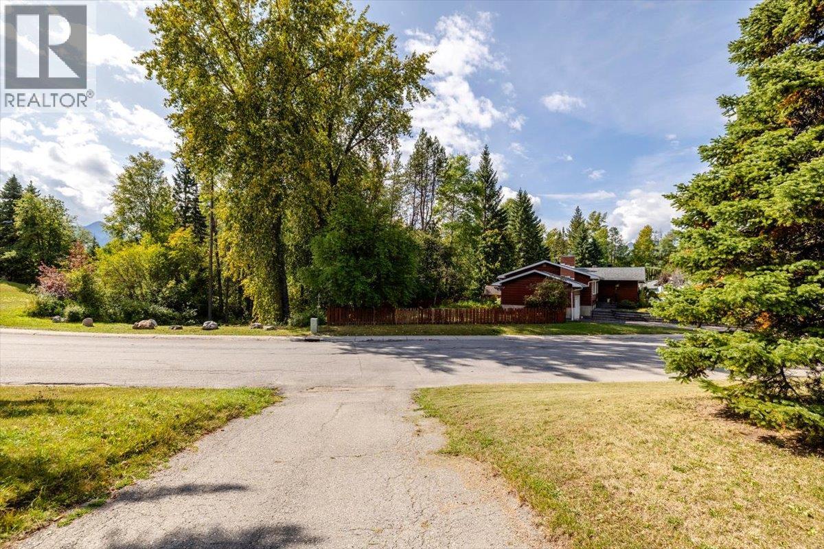 4 Ridgemont Avenue, Fernie, British Columbia  V0B 1M2 - Photo 7 - 10400662