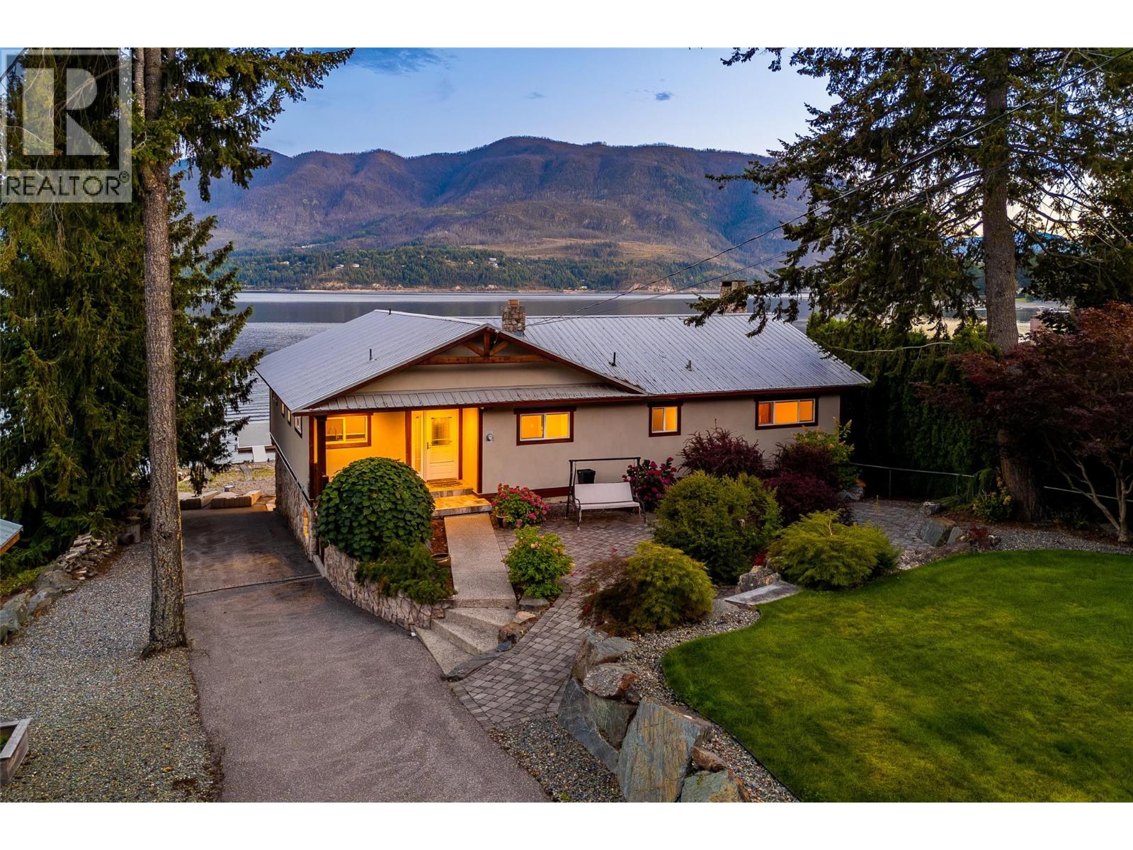 2968 Mabry Road, Lee Creek, British Columbia  V0E 1M4 - Photo 2 - 10400391