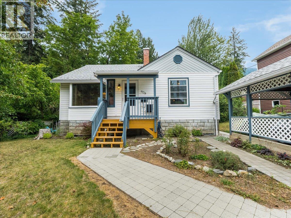 908 Fifth Street, Nelson, British Columbia  V1L 2X8 - Photo 1 - 10400852