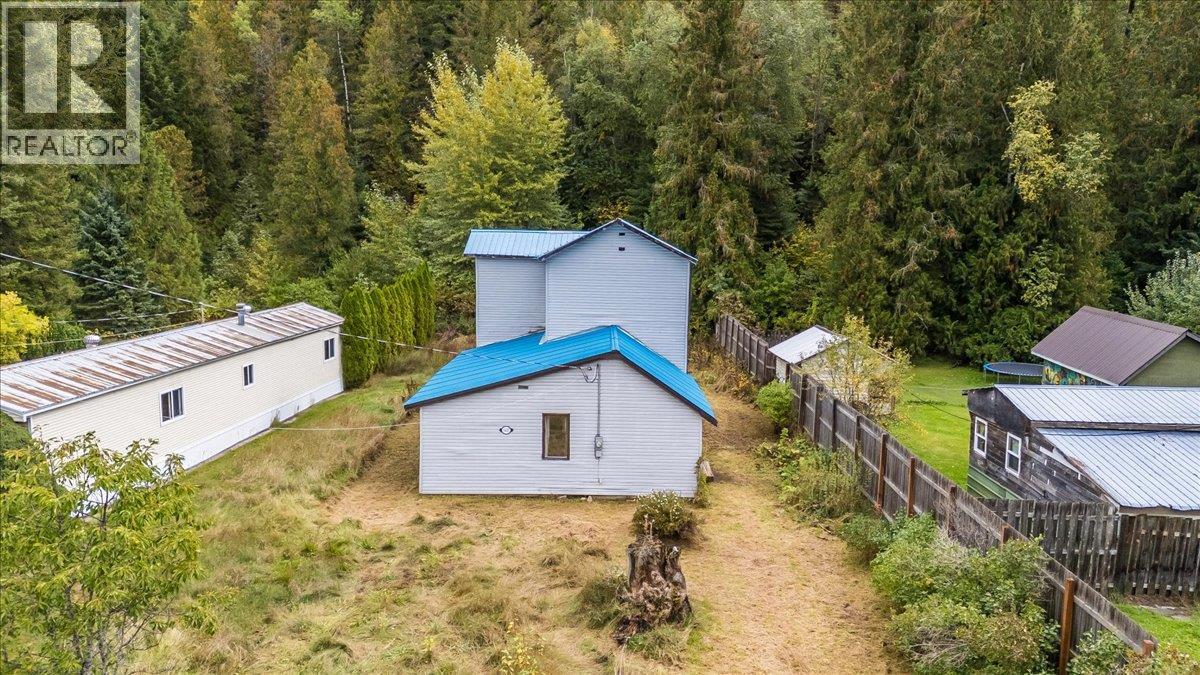 1427 Airport Road, Salmo, British Columbia  V0G 1Z0 - Photo 1 - 10400712