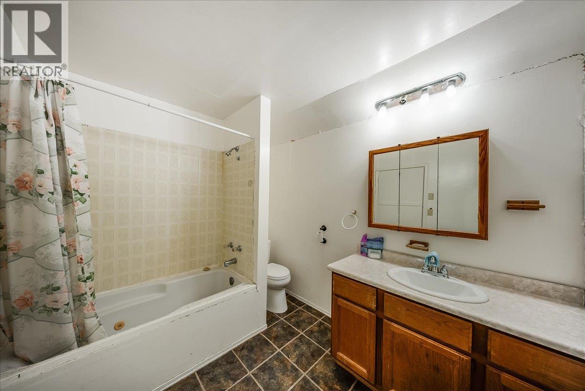 1427 Airport Road, Salmo, British Columbia  V0G 1Z0 - Photo 9 - 10400712