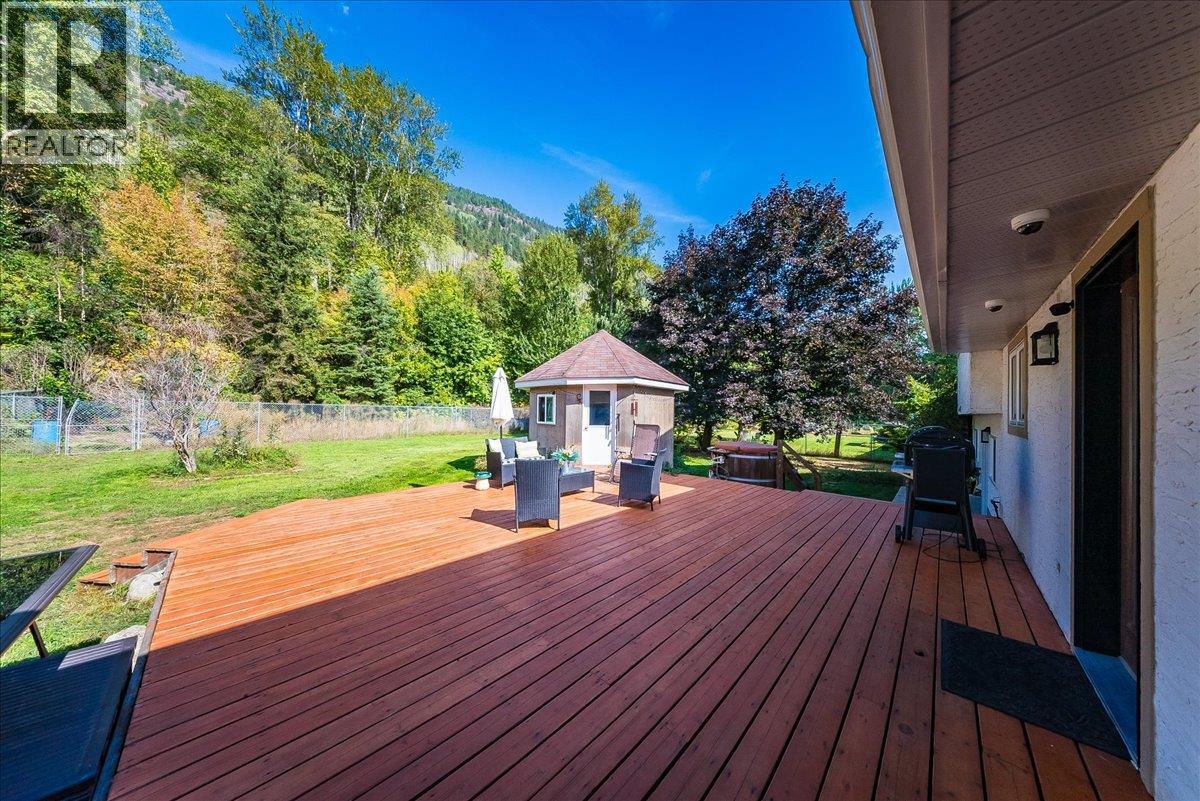 2129 Raspberry Road, Castlegar, British Columbia  V1N 4T6 - Photo 10 - 10400574